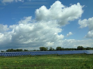 solaranlagen vor blauem himmel