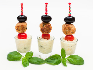 Frikadellenspieße und Kartoffelsalat in Mini-Gläsern