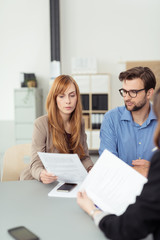 gruppe im büro prüft unterlagen