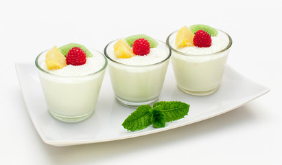 Joghurtcreme mit frischem Obst - 83239411