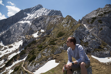 Naklejka na ściany i meble Mann entspannt während Wanderung auf Alpspitze