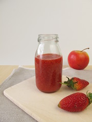 Erdbeer Apfel Smoothie in der Flasche