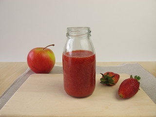 Erdbeer Apfel Smoothie in der Flasche