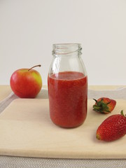 Erdbeer Apfel Smoothie in der Flasche