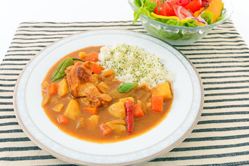 美味しそうなカレーライスとサラダ