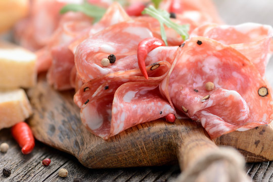 Servierbrett mit luftgetrockneter toskanischer Salami