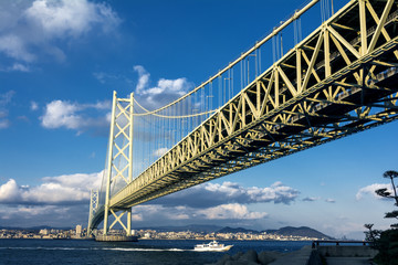 明石海峡大橋と神戸市街地