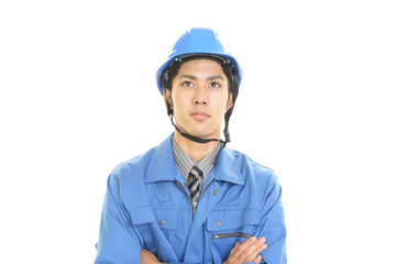 真剣な表情の労働者