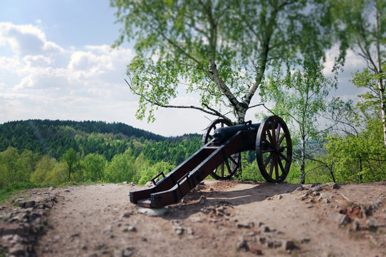 Historyczna armata, kolubryna na wzg&oacute;rzu zamkowym, Polska