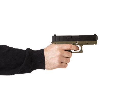 Mano de un hombre sosteniendo una pistola automática sobre fondo blanco aislado. Vista de frente. Copy space