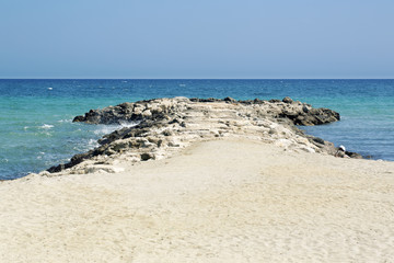 Lingua di roccia sulla spiaggia