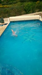 Saut dans piscine