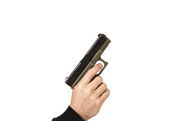 Mano de hombre sosteniendo una pistola fondo blanco. Vista de frente. Copy space