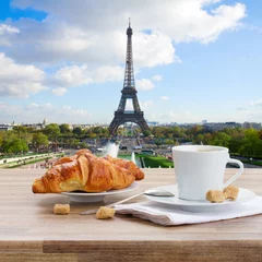 Deurstickers kopje koffie met croissant in Parijs, Frankrijk © neirfy