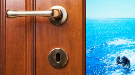 Obraz premium Sea beyond the door