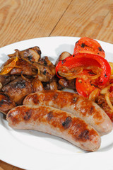 Gegrillte Bratwürste, Pilze, Tomaten, Paprika, Zwiebeln