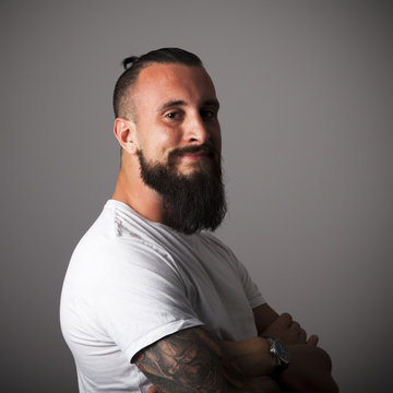 Hipster con camiseta blanca de brazos cruzados