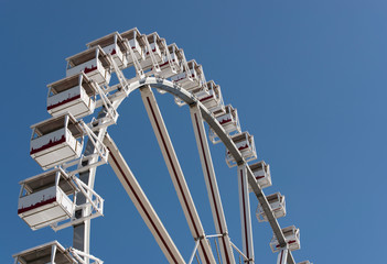 Fototapeta premium Riesenrad vor strahlendem blauem Himmel 