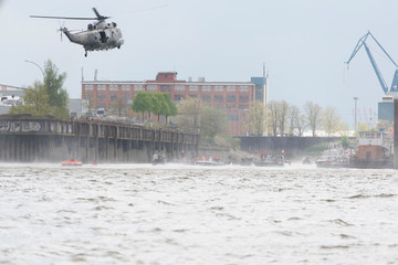 Übung einer Seerettung mit einem Hubschrauber © vschlichting