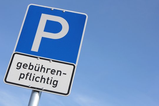 Deutsches Verkehrszeichen: geb&uuml;hrenpflichtiger Parkplatz