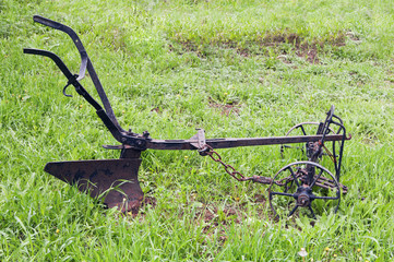 Конный плуг на траве