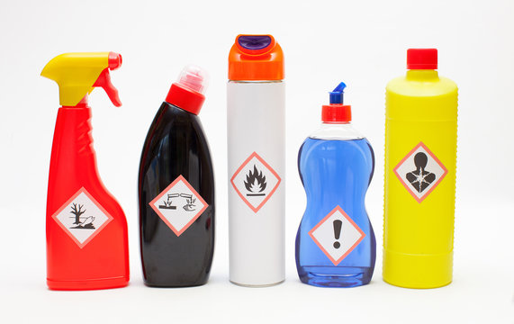 Neue Gefahrensymbole auf Reinigungsmitteln – Stock-Foto | Adobe Stock