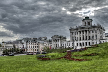 Obraz premium a beautiful building on a background of the sky in Moscow.