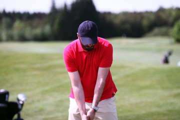 Golfer im roten Polo