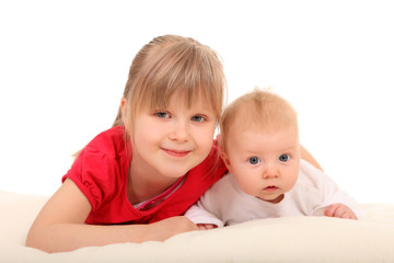 zwei Kinder liegen nebeneinander