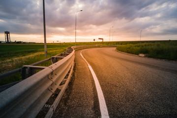 Strada asfaltata e guard rail
