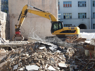 Abrissbagger auf einem Abrissgrundstück in Berlin, Deutschland