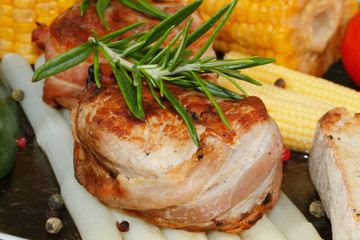 Gegrillte Schweinemedaillons, Spargel, Paprika, Tomaten