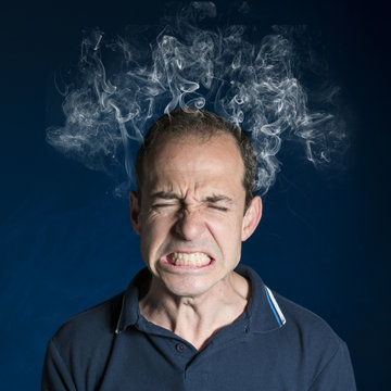 Hombre estresado con humo en la cabeza