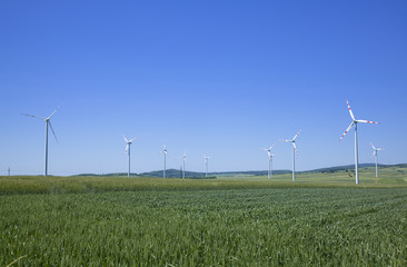 田園地帯の風力発電