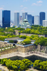 Obraz premium Świeży zielony zamek i budynki w Osace