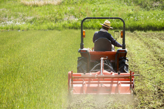 耕運機で耕す農地