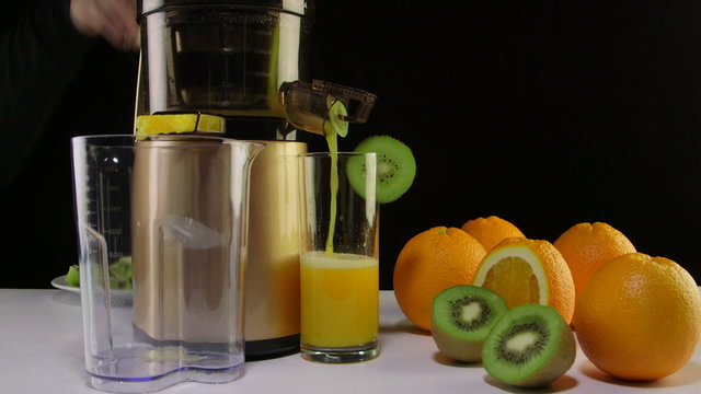  Making fruit juice orange kiwi using masticating juicer machine