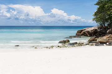 Fototapeta na wymiar Beautiful sea and beach in Ta Chai island