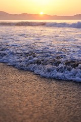 朝の波打ちぎわ