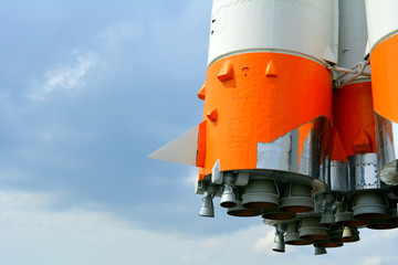 Космическая ракета и голубое небо