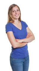 Fototapeta premium Junge deutsche Frau im blauen Shirt mit verschränkten Armen