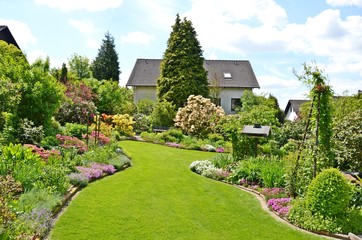 schöner, gepflegter Garten