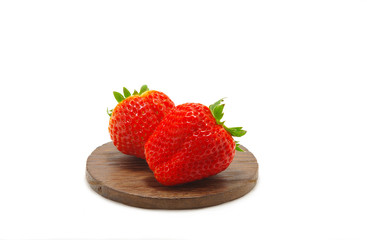 木皿に乗ったイチゴ　２個