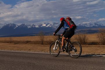 Fototapeta na wymiar Cyclists in the mountains