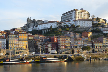 Fototapeta na wymiar Altstadt am Douro im ersten Morgenlicht, Porto