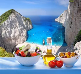 Crédence de cuisine en verre imprimé Plage de Navagio, Zakynthos, Grèce  Navagio beach with Greek salad in Zakynthos, Greece