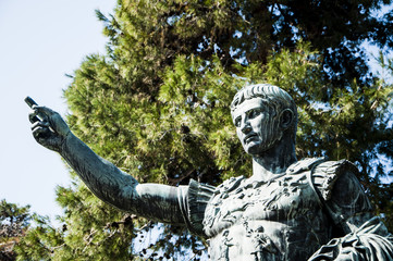 statua di giulio cesare nella citta' di fano