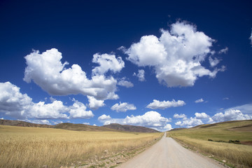 聖なる谷の草原と雲