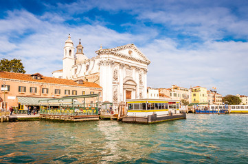 Fototapeta premium Station de vaporetti et église sur le Grand Canal à Venise 
