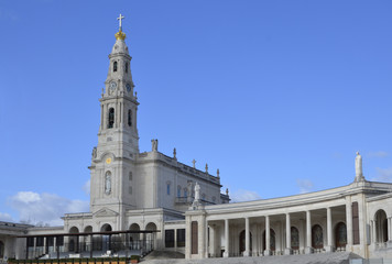 Fototapeta na wymiar Basilika und Kreuzgang in Fatima